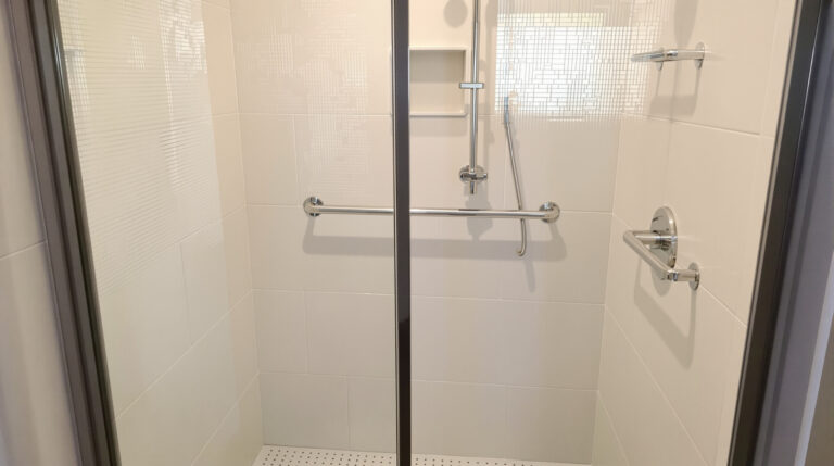 découvrez styldouche, la douche senior sur mesure alliant sécurité, confort et accessibilité. profitez d'une installation adaptée à vos besoins pour une salle de bain sereine et élégante.